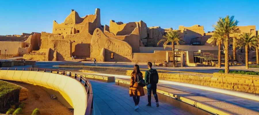 Female tourists and Saudi Arabia Female tourists and Saudi Arabia